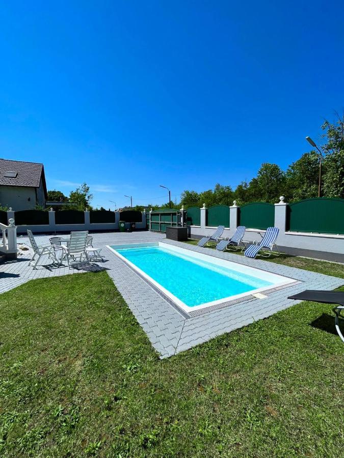 Traum Apartment Mit Pool+Balkon Wina Bagian luar foto