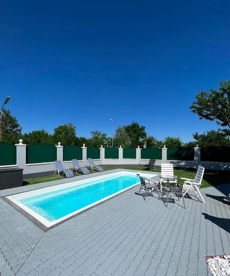 Traum Apartment Mit Pool+Balkon Wina Bagian luar foto